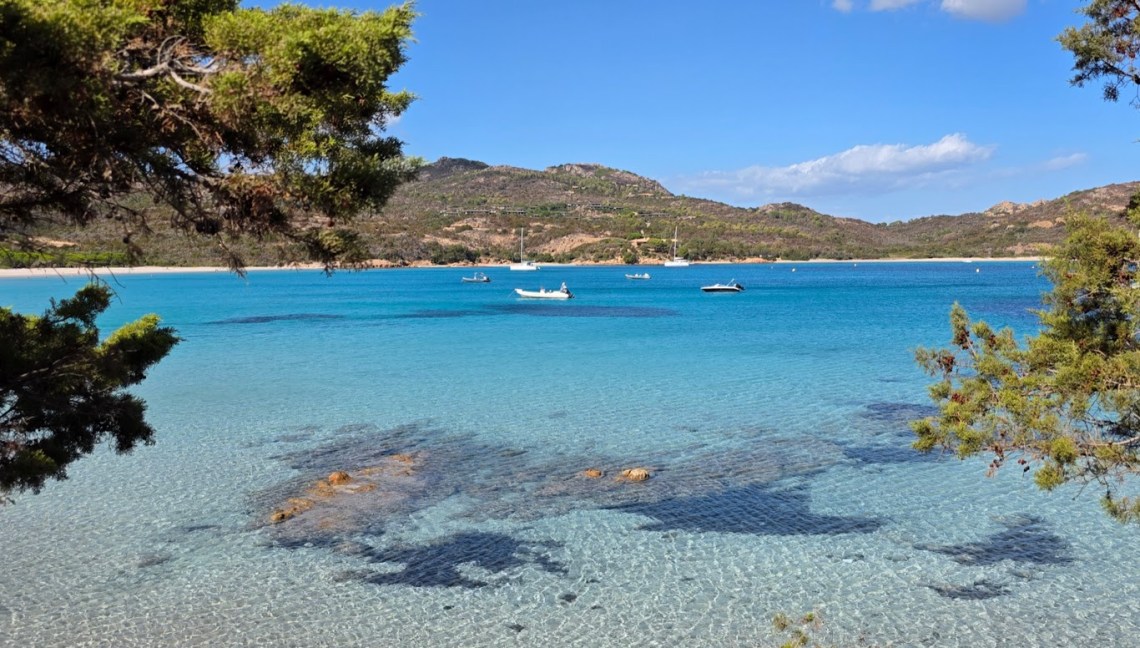 Plage de Rondinara en Corse avec eau turquoise