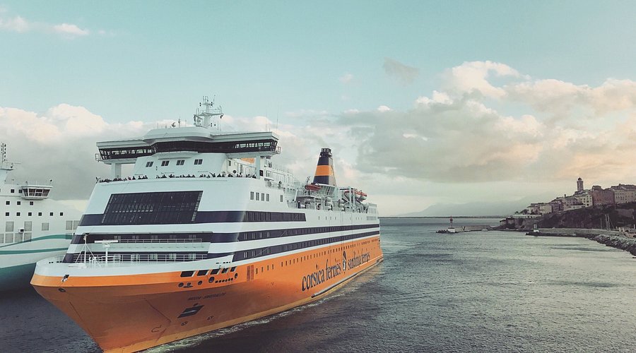 Ferry arrivant dans un port corse avec la Méditerranée