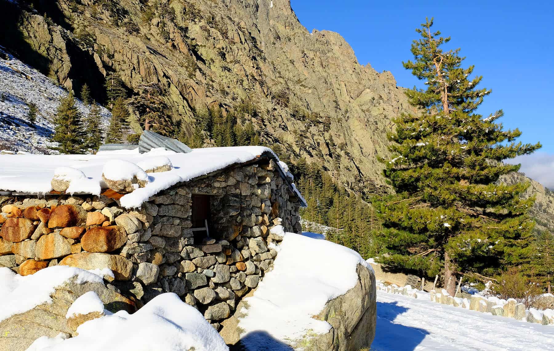 Montagnes corses enneigées en hiver